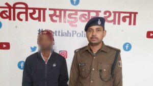 Bihar News: साइबर अपराधी गिरफ्तार, 28 ATM कार्ड, 8 मोबाइल और 10 सिम बरामद