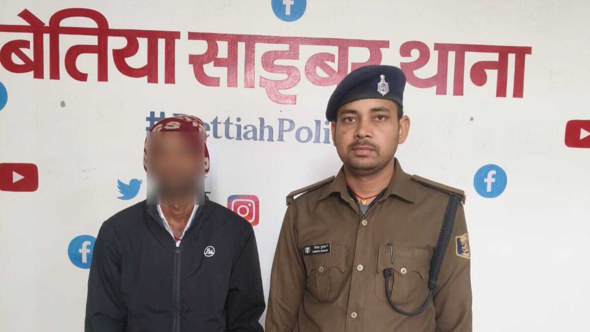 Bihar News: साइबर अपराधी गिरफ्तार, 28 ATM कार्ड, 8 मोबाइल और 10 सिम बरामद
