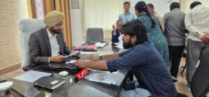 पश्चिमी चंपारण जनसुनवाई में 40 मामलों की सुनवाई, DM तरनजोत सिंह ने दिए त्वरित कार्रवाई के निर्देश