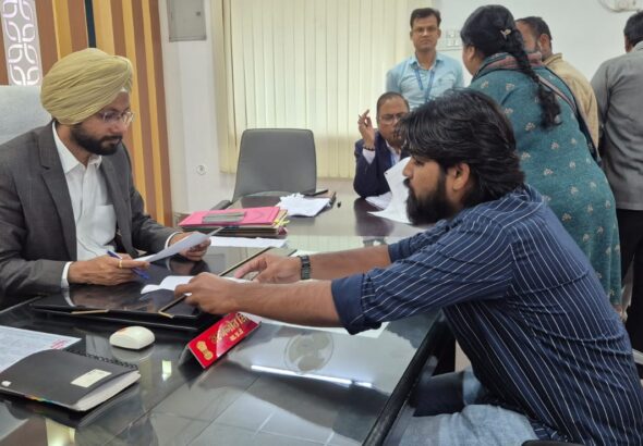 पश्चिमी चंपारण जनसुनवाई में 40 मामलों की सुनवाई, DM तरनजोत सिंह ने दिए त्वरित कार्रवाई के निर्देश