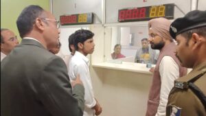 बेतिया में डीआरसीसी का डीएम तरनजोत सिंह ने किया औचक निरीक्षण, योजनाओं की प्रगति पर दिए निर्देश