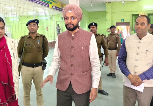 बेतिया में डीआरसीसी का डीएम तरनजोत सिंह ने किया औचक निरीक्षण, योजनाओं की प्रगति पर दिए निर्देश