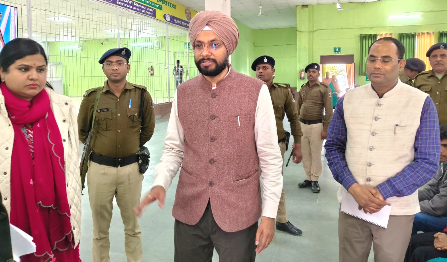 बेतिया में डीआरसीसी का डीएम तरनजोत सिंह ने किया औचक निरीक्षण, योजनाओं की प्रगति पर दिए निर्देश