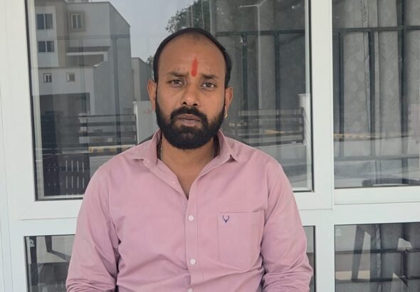 संवाददाता : मोहन सिंह बेतिया / पश्चिमी चंपारण (बिहार) बिहार विधानसभा के चालू सत्र के दौरान चनपटिया के कांग्रेस विधायक अभिषेक रंजन ने ध्यानाकर्षण सूचना के माध्यम से राज्य के मान्यता प्राप्त पत्रकारों की सुविधा, सामाजिक सुरक्षा एवं कार्य परिस्थितियों से जुड़े महत्वपूर्ण मुद्दों को सदन में उठाया। उन्होंने कहा कि यह विषय केवल सुविधाओं तक सीमित नहीं है, बल्कि लोकतंत्र के चौथे स्तंभ की गरिमा, सम्मान और प्रभावशीलता से सीधे जुड़ा हुआ है। विधायक ने बताया कि वर्ष 1990 के पूर्व एवं उसके बाद लंबे समय तक मान्यता प्राप्त पत्रकारों को टेलीफोन पर रियायती दर, रेलवे यात्रा में रिपोर्टिंग छूट तथा राज्य परिवहन बसों में यात्रा सुविधा उपलब्ध थी। समय के साथ इन सुविधाओं को समाप्त कर दिए जाने से पत्रकारों को अपने पेशेगत दायित्वों के निर्वहन में कठिनाइयों का सामना करना पड़ रहा है। उन्होंने उदाहरण देते हुए कहा कि पड़ोसी राज्य उत्तर प्रदेश में आज भी पत्रकारों को राज्य परिवहन बसों में यात्रा सुविधा प्रदान की जा रही है। ध्यानाकर्षण सूचना में बिहार पत्रकार पेंशन योजना का भी उल्लेख किया गया। विधायक अभिषेक रंजन ने कहा कि योजना का उद्देश्य सराहनीय होने के बावजूद इसकी जटिल नियमावली के कारण अधिकांश पात्र पत्रकार लाभ से वंचित रह जाते हैं। एक ही संस्थान में लगातार दस वर्षों तक कार्य करने की अनिवार्यता, संपादकीय सत्यापन एवं अन्य दस्तावेजी प्रक्रियाएं वर्तमान पत्रकारिता व्यवस्था में व्यावहारिक नहीं हैं, क्योंकि पत्रकार अलग-अलग संस्थानों में कार्य करते हैं और कई संस्थान समय के साथ बंद भी हो चुके हैं। उन्होंने यह भी कहा कि पहले सरकारी स्तर पर नियमित प्रेस नोट, प्रेस कॉन्फ्रेंस एवं सूचनाओं का आदान-प्रदान होता था, जिससे प्रशासनिक पारदर्शिता बनी रहती थी। वर्तमान में यह व्यवस्था कमजोर पड़ने से जनसूचनाओं के प्रवाह पर प्रतिकूल प्रभाव पड़ रहा है। सदन में पत्रकारों की सुरक्षा का मुद्दा उठाते हुए उन्होंने कहा कि विभिन्न क्षेत्रों में पत्रकारों पर हमले, धमकी एवं उत्पीड़न की घटनाएं सामने आ रही हैं, जिससे पत्रकारों में असुरक्षा की भावना बढ़ी है। कांग्रेस विधायक अभिषेक रंजन ने सरकार से मांग की कि पत्रकार पेंशन योजना की नियमावली सरल बनाई जाए, विभिन्न संस्थानों में कार्य अवधि को जोड़कर पात्रता निर्धारित की जाए, यात्रा एवं संचार संबंधी रियायतें पुनः बहाल की जाएं, राज्य परिवहन में यात्रा सुविधा शुरू की जाए तथा पत्रकारों की सुरक्षा के लिए प्रभावी एवं ठोस व्यवस्था सुनिश्चित की जाए।