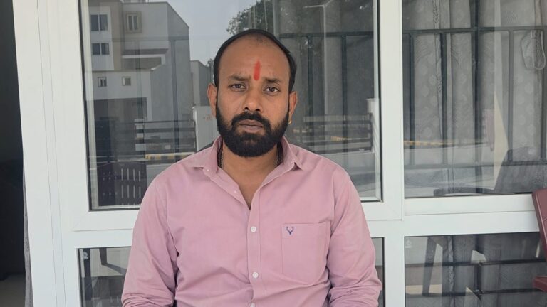 संवाददाता : मोहन सिंह बेतिया / पश्चिमी चंपारण (बिहार) बिहार विधानसभा के चालू सत्र के दौरान चनपटिया के कांग्रेस विधायक अभिषेक रंजन ने ध्यानाकर्षण सूचना के माध्यम से राज्य के मान्यता प्राप्त पत्रकारों की सुविधा, सामाजिक सुरक्षा एवं कार्य परिस्थितियों से जुड़े महत्वपूर्ण मुद्दों को सदन में उठाया। उन्होंने कहा कि यह विषय केवल सुविधाओं तक सीमित नहीं है, बल्कि लोकतंत्र के चौथे स्तंभ की गरिमा, सम्मान और प्रभावशीलता से सीधे जुड़ा हुआ है। विधायक ने बताया कि वर्ष 1990 के पूर्व एवं उसके बाद लंबे समय तक मान्यता प्राप्त पत्रकारों को टेलीफोन पर रियायती दर, रेलवे यात्रा में रिपोर्टिंग छूट तथा राज्य परिवहन बसों में यात्रा सुविधा उपलब्ध थी। समय के साथ इन सुविधाओं को समाप्त कर दिए जाने से पत्रकारों को अपने पेशेगत दायित्वों के निर्वहन में कठिनाइयों का सामना करना पड़ रहा है। उन्होंने उदाहरण देते हुए कहा कि पड़ोसी राज्य उत्तर प्रदेश में आज भी पत्रकारों को राज्य परिवहन बसों में यात्रा सुविधा प्रदान की जा रही है। ध्यानाकर्षण सूचना में बिहार पत्रकार पेंशन योजना का भी उल्लेख किया गया। विधायक अभिषेक रंजन ने कहा कि योजना का उद्देश्य सराहनीय होने के बावजूद इसकी जटिल नियमावली के कारण अधिकांश पात्र पत्रकार लाभ से वंचित रह जाते हैं। एक ही संस्थान में लगातार दस वर्षों तक कार्य करने की अनिवार्यता, संपादकीय सत्यापन एवं अन्य दस्तावेजी प्रक्रियाएं वर्तमान पत्रकारिता व्यवस्था में व्यावहारिक नहीं हैं, क्योंकि पत्रकार अलग-अलग संस्थानों में कार्य करते हैं और कई संस्थान समय के साथ बंद भी हो चुके हैं। उन्होंने यह भी कहा कि पहले सरकारी स्तर पर नियमित प्रेस नोट, प्रेस कॉन्फ्रेंस एवं सूचनाओं का आदान-प्रदान होता था, जिससे प्रशासनिक पारदर्शिता बनी रहती थी। वर्तमान में यह व्यवस्था कमजोर पड़ने से जनसूचनाओं के प्रवाह पर प्रतिकूल प्रभाव पड़ रहा है। सदन में पत्रकारों की सुरक्षा का मुद्दा उठाते हुए उन्होंने कहा कि विभिन्न क्षेत्रों में पत्रकारों पर हमले, धमकी एवं उत्पीड़न की घटनाएं सामने आ रही हैं, जिससे पत्रकारों में असुरक्षा की भावना बढ़ी है। कांग्रेस विधायक अभिषेक रंजन ने सरकार से मांग की कि पत्रकार पेंशन योजना की नियमावली सरल बनाई जाए, विभिन्न संस्थानों में कार्य अवधि को जोड़कर पात्रता निर्धारित की जाए, यात्रा एवं संचार संबंधी रियायतें पुनः बहाल की जाएं, राज्य परिवहन में यात्रा सुविधा शुरू की जाए तथा पत्रकारों की सुरक्षा के लिए प्रभावी एवं ठोस व्यवस्था सुनिश्चित की जाए।