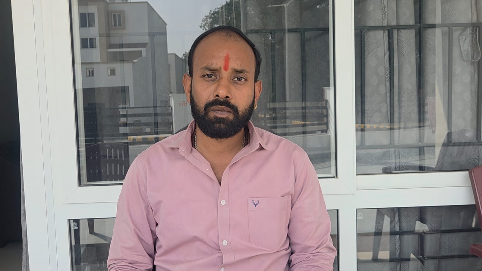 संवाददाता : मोहन सिंह बेतिया / पश्चिमी चंपारण (बिहार) बिहार विधानसभा के चालू सत्र के दौरान चनपटिया के कांग्रेस विधायक अभिषेक रंजन ने ध्यानाकर्षण सूचना के माध्यम से राज्य के मान्यता प्राप्त पत्रकारों की सुविधा, सामाजिक सुरक्षा एवं कार्य परिस्थितियों से जुड़े महत्वपूर्ण मुद्दों को सदन में उठाया। उन्होंने कहा कि यह विषय केवल सुविधाओं तक सीमित नहीं है, बल्कि लोकतंत्र के चौथे स्तंभ की गरिमा, सम्मान और प्रभावशीलता से सीधे जुड़ा हुआ है। विधायक ने बताया कि वर्ष 1990 के पूर्व एवं उसके बाद लंबे समय तक मान्यता प्राप्त पत्रकारों को टेलीफोन पर रियायती दर, रेलवे यात्रा में रिपोर्टिंग छूट तथा राज्य परिवहन बसों में यात्रा सुविधा उपलब्ध थी। समय के साथ इन सुविधाओं को समाप्त कर दिए जाने से पत्रकारों को अपने पेशेगत दायित्वों के निर्वहन में कठिनाइयों का सामना करना पड़ रहा है। उन्होंने उदाहरण देते हुए कहा कि पड़ोसी राज्य उत्तर प्रदेश में आज भी पत्रकारों को राज्य परिवहन बसों में यात्रा सुविधा प्रदान की जा रही है। ध्यानाकर्षण सूचना में बिहार पत्रकार पेंशन योजना का भी उल्लेख किया गया। विधायक अभिषेक रंजन ने कहा कि योजना का उद्देश्य सराहनीय होने के बावजूद इसकी जटिल नियमावली के कारण अधिकांश पात्र पत्रकार लाभ से वंचित रह जाते हैं। एक ही संस्थान में लगातार दस वर्षों तक कार्य करने की अनिवार्यता, संपादकीय सत्यापन एवं अन्य दस्तावेजी प्रक्रियाएं वर्तमान पत्रकारिता व्यवस्था में व्यावहारिक नहीं हैं, क्योंकि पत्रकार अलग-अलग संस्थानों में कार्य करते हैं और कई संस्थान समय के साथ बंद भी हो चुके हैं। उन्होंने यह भी कहा कि पहले सरकारी स्तर पर नियमित प्रेस नोट, प्रेस कॉन्फ्रेंस एवं सूचनाओं का आदान-प्रदान होता था, जिससे प्रशासनिक पारदर्शिता बनी रहती थी। वर्तमान में यह व्यवस्था कमजोर पड़ने से जनसूचनाओं के प्रवाह पर प्रतिकूल प्रभाव पड़ रहा है। सदन में पत्रकारों की सुरक्षा का मुद्दा उठाते हुए उन्होंने कहा कि विभिन्न क्षेत्रों में पत्रकारों पर हमले, धमकी एवं उत्पीड़न की घटनाएं सामने आ रही हैं, जिससे पत्रकारों में असुरक्षा की भावना बढ़ी है। कांग्रेस विधायक अभिषेक रंजन ने सरकार से मांग की कि पत्रकार पेंशन योजना की नियमावली सरल बनाई जाए, विभिन्न संस्थानों में कार्य अवधि को जोड़कर पात्रता निर्धारित की जाए, यात्रा एवं संचार संबंधी रियायतें पुनः बहाल की जाएं, राज्य परिवहन में यात्रा सुविधा शुरू की जाए तथा पत्रकारों की सुरक्षा के लिए प्रभावी एवं ठोस व्यवस्था सुनिश्चित की जाए।