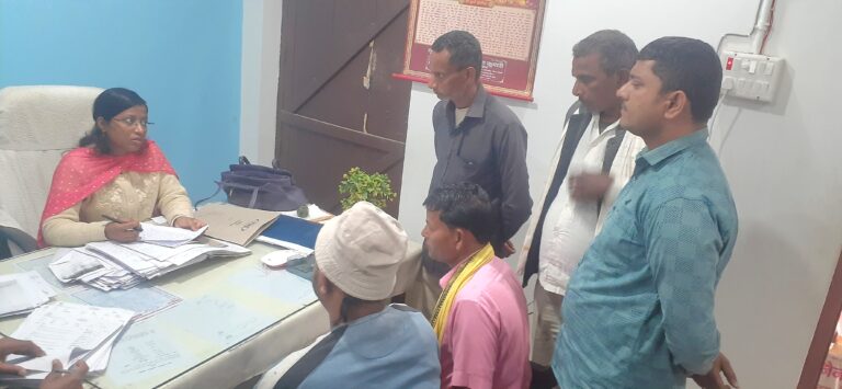 राजापाकर अंचल कार्यालय में भूमि विवाद निवारण शिविर आयोजित, कई मामलों की हुई सुनवाई