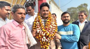 रूस से MBBS कर लौटे डॉ. संतोष दुर्गा प्रसाद तिवारी, गांव पहुंचने पर हुआ भव्य स्वागत