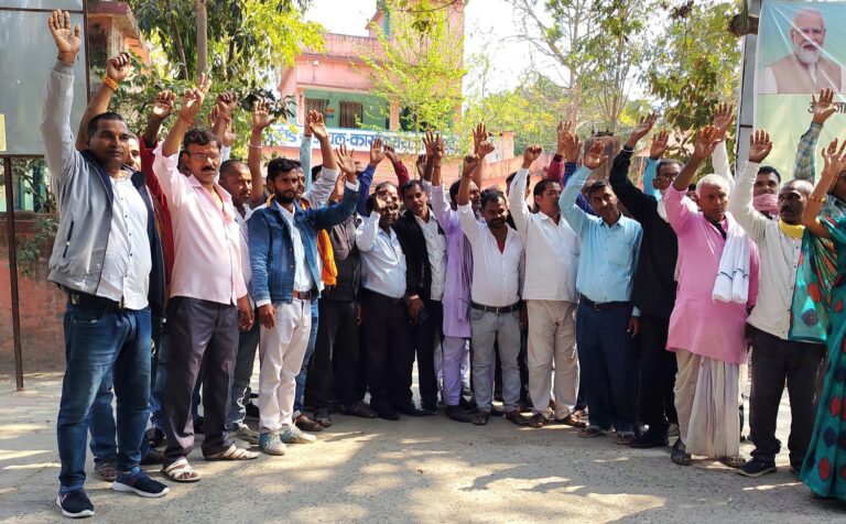 मानदेय भुगतान नहीं होने पर अनुरक्षकों का प्रखंड कार्यालय पर प्रदर्शन, अनिश्चितकालीन हड़ताल की चेतावनी