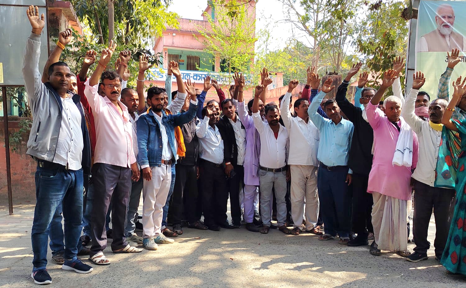 मानदेय भुगतान नहीं होने पर अनुरक्षकों का प्रखंड कार्यालय पर प्रदर्शन, अनिश्चितकालीन हड़ताल की चेतावनी