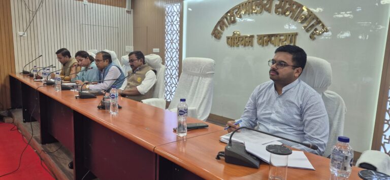 पश्चिम चंपारण में विभिन्न विभागों के कार्यों की समीक्षा, उप विकास आयुक्त ने दिए सख्त निर्देश
