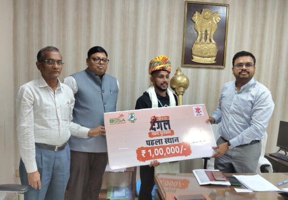 चंपारण के पहलवान सुमन कुमार यादव ने राष्ट्रीय कुश्ती प्रतियोगिताओं में लहराया परचम, जिला प्रशासन ने किया सम्मानित