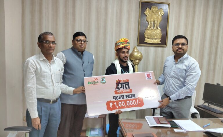 चंपारण के पहलवान सुमन कुमार यादव ने राष्ट्रीय कुश्ती प्रतियोगिताओं में लहराया परचम, जिला प्रशासन ने किया सम्मानित