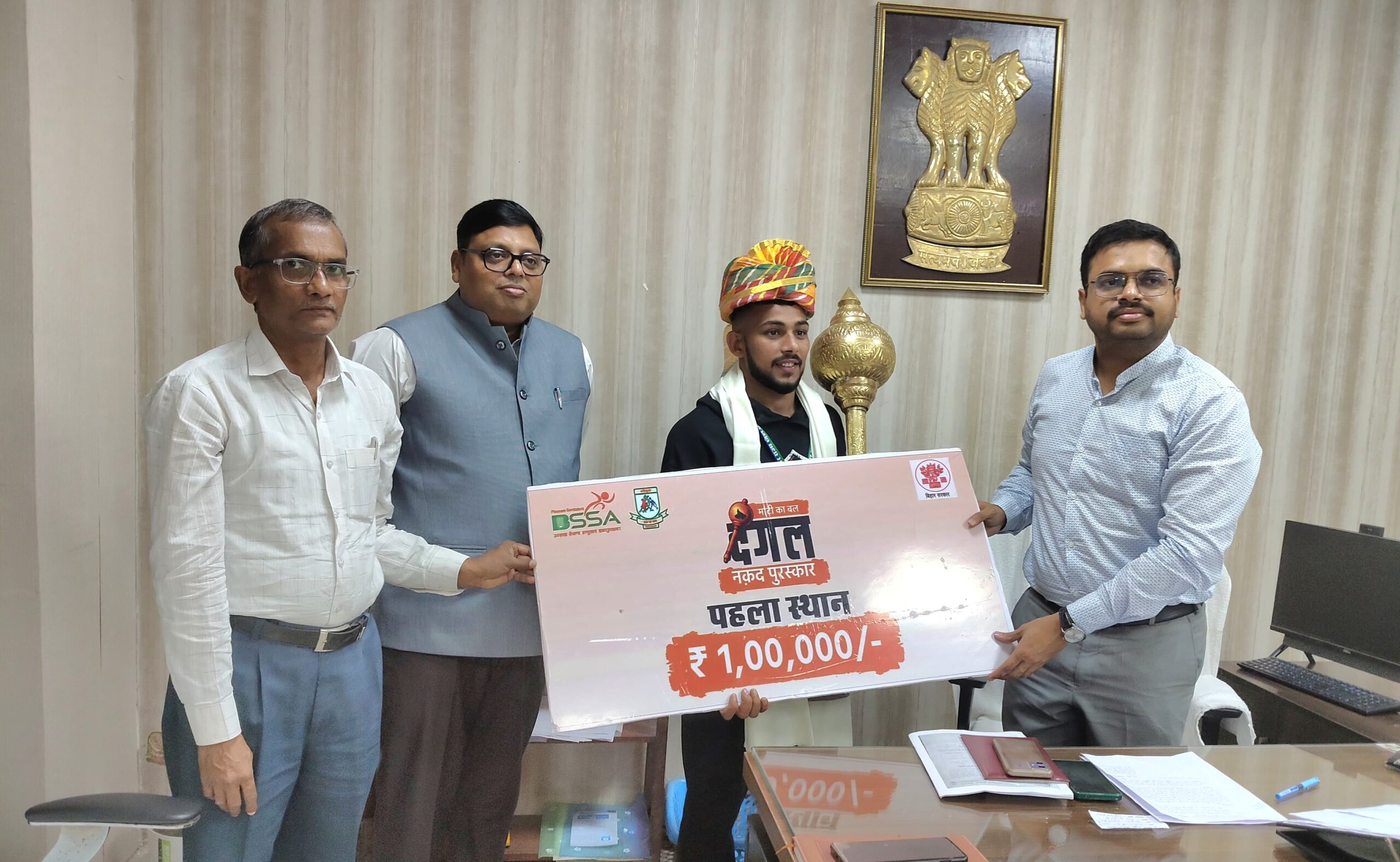 चंपारण के पहलवान सुमन कुमार यादव ने राष्ट्रीय कुश्ती प्रतियोगिताओं में लहराया परचम, जिला प्रशासन ने किया सम्मानित