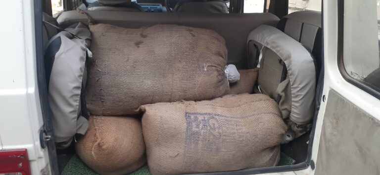 राजापाकर में गस्ती के दौरान 210 लीटर अवैध देसी शराब बरामद, तस्कर फरार