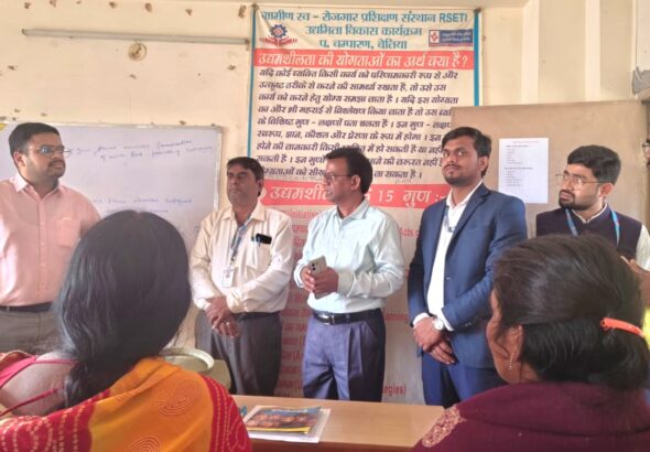 बेतिया में उप विकास आयुक्त का आर-सेटी पर औचक निरीक्षण, दुधारू पशुपालन प्रशिक्षण के प्रशिक्षुओं को मिला प्रमाण पत्र