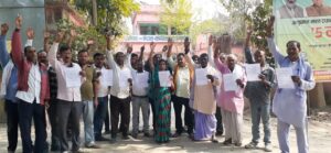 मानदेय भुगतान की मांग को लेकर राजापाकर में वार्ड अनुरक्षकों का धरना, नल-जल सेवा ठप