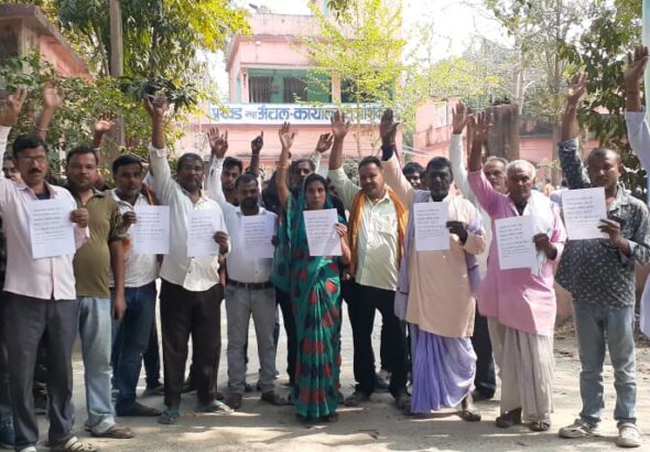 मानदेय भुगतान की मांग को लेकर राजापाकर में वार्ड अनुरक्षकों का धरना, नल-जल सेवा ठप