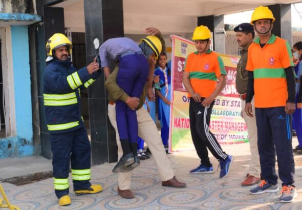 पश्चिम चम्पारण में भूकम्प आपदा को लेकर ऐतिहासिक फुल-स्केल मॉक ड्रिल, प्रशासन की तैयारियों का हुआ जमीनी परीक्षण