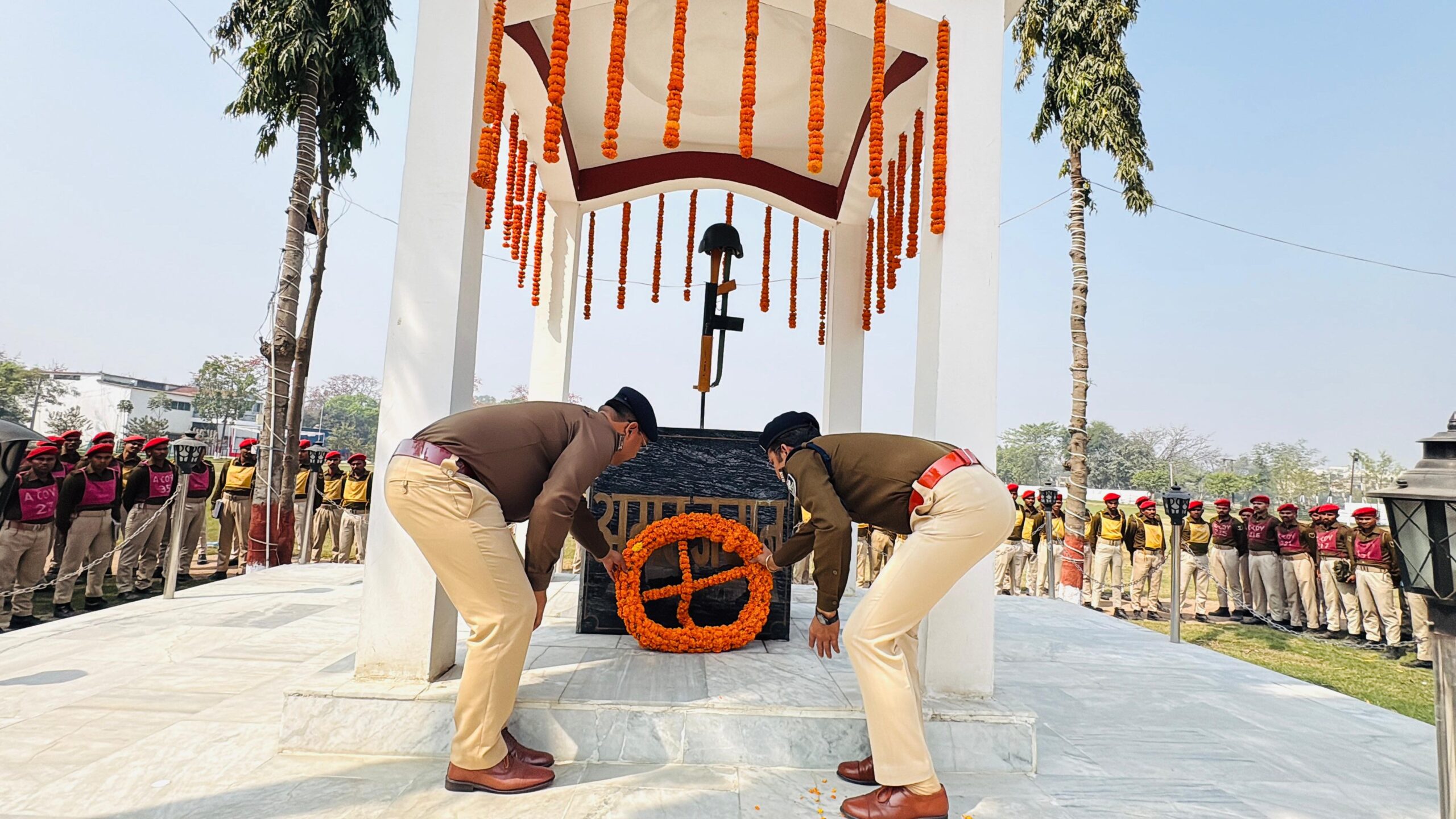 बिहार पुलिस सप्ताह 2026: बेतिया पुलिस ने शहीद पुलिसकर्मियों को दी श्रद्धांजलि, परिजनों से किया संवाद