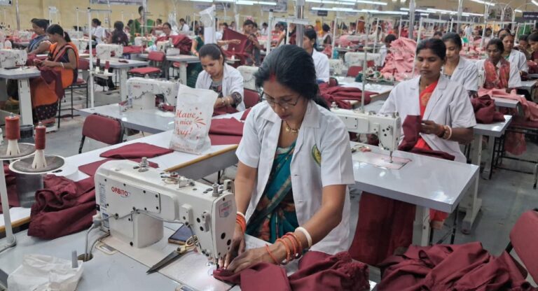 जीविका दीदियों को मिला घर बैठे रोजगार, पश्चिम चंपारण में 5 हजार बच्चों को मिलेंगे नए कपड़े