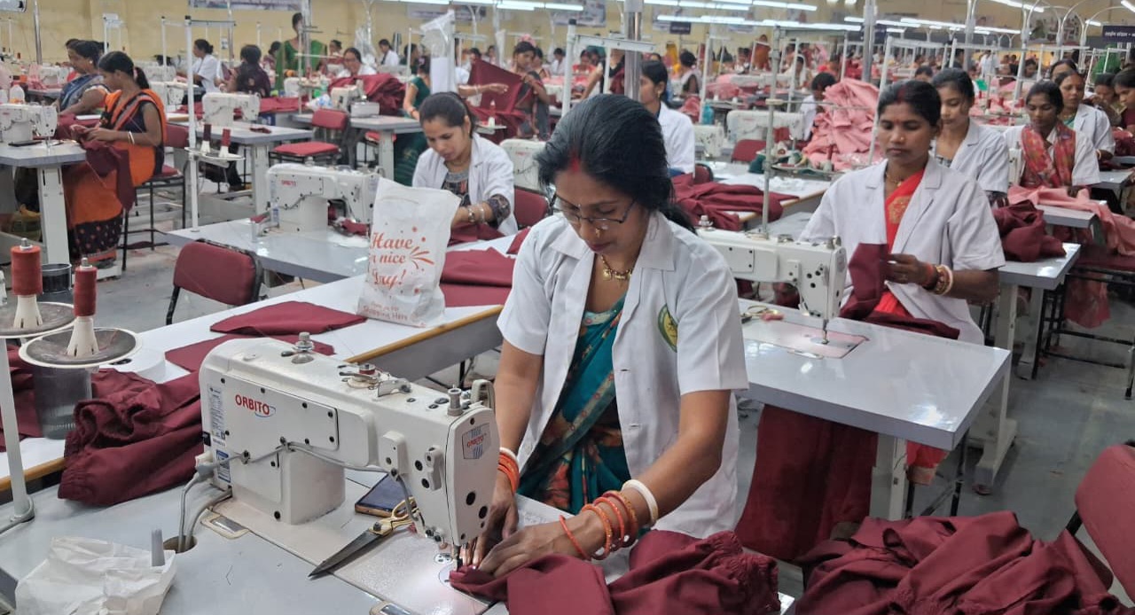 जीविका दीदियों को मिला घर बैठे रोजगार, पश्चिम चंपारण में 5 हजार बच्चों को मिलेंगे नए कपड़े