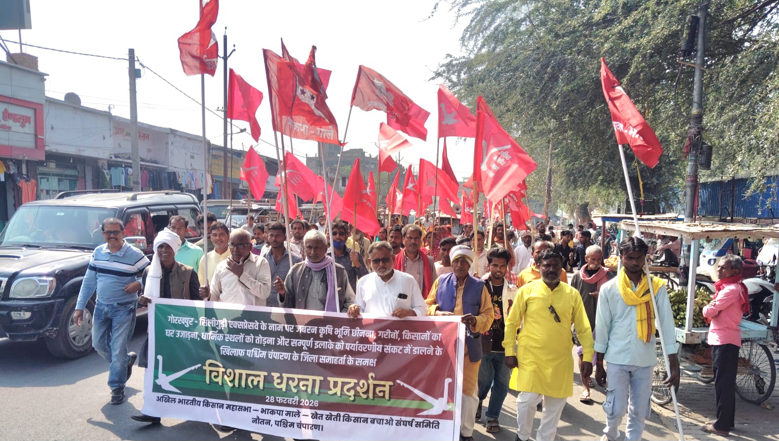 गोरखपुर-सिलीगुड़ी एक्सप्रेसवे एलाइनमेंट बदलने की मांग को लेकर बेतिया में किसानों का विशाल धरना प्रदर्शन