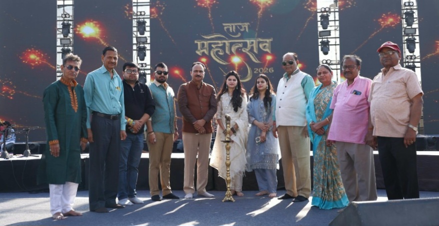 Agra News : ताज महोत्सव के मुक्ताकाशीय मंच पर गूंजे होली-बसंत के स्वर, ‘नादयज्ञ’ ने बाँधा समां