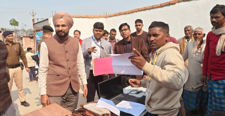 पश्चिमी चंपारण डीएम का बैरिया प्रखंड कार्यालय पर औचक निरीक्षण, समयबद्ध निष्पादन के दिए निर्देश