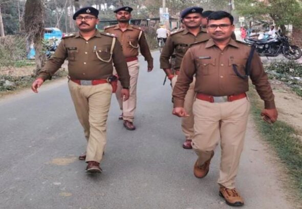 राजापाकर में होली से पहले पुलिस का फ्लैग मार्च, सुरक्षा व्यवस्था को लेकर प्रशासन सतर्क | Bihar News