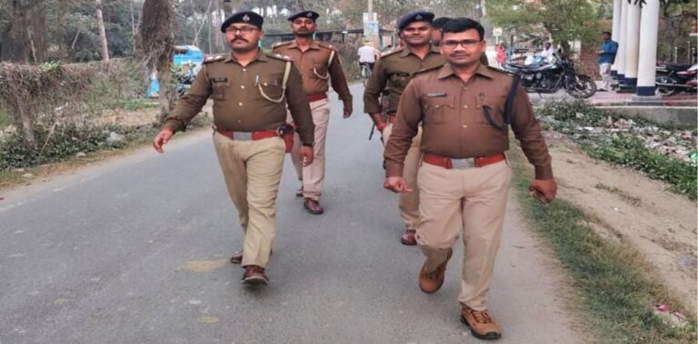 राजापाकर में होली से पहले पुलिस का फ्लैग मार्च, सुरक्षा व्यवस्था को लेकर प्रशासन सतर्क | Bihar News