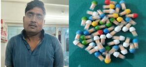 रंदाहा में स्मैक बरामद करने के बाद आरोपी को पकड़ती पुलिस