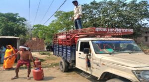 राजापाकर में घर-घर गैस सिलेंडर पहुंचाती गैस एजेंसी की गाड़ी