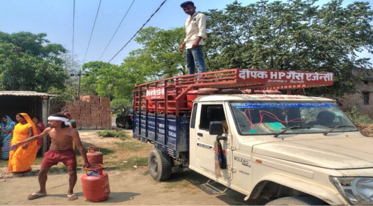 राजापाकर में घर-घर गैस सिलेंडर पहुंचाती गैस एजेंसी की गाड़ी