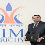 IIM टॉपर राहुल रोहित को सम्मानित करते अधिकारी