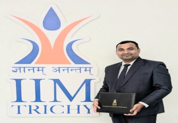 IIM टॉपर राहुल रोहित को सम्मानित करते अधिकारी