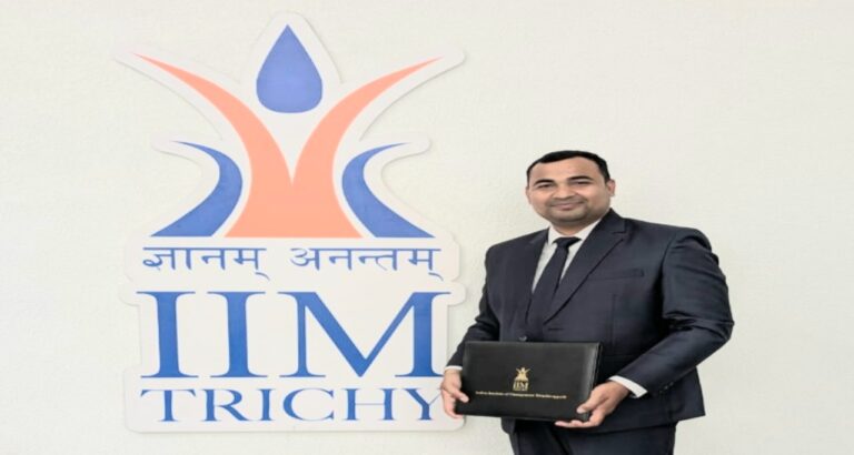 IIM टॉपर राहुल रोहित को सम्मानित करते अधिकारी