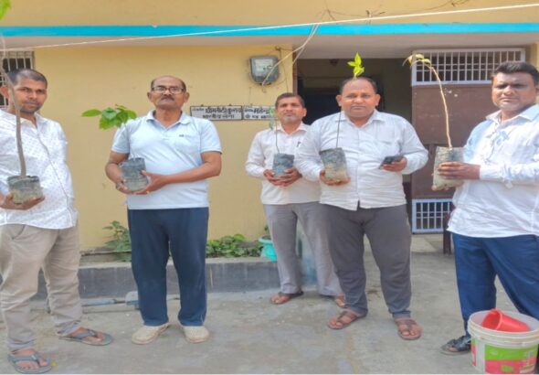 राजापाकर वैशाली में बिहार दिवस पर वृक्षारोपण करते जनप्रतिनिधि