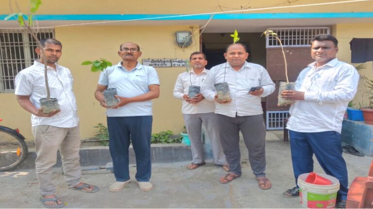 राजापाकर वैशाली में बिहार दिवस पर वृक्षारोपण करते जनप्रतिनिधि