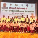 पश्चिमी चंपारण में मुख्यमंत्री महिला रोजगार योजना के अंतर्गत बच्चों और महिलाओं को रोजगार व वस्त्र वितरण