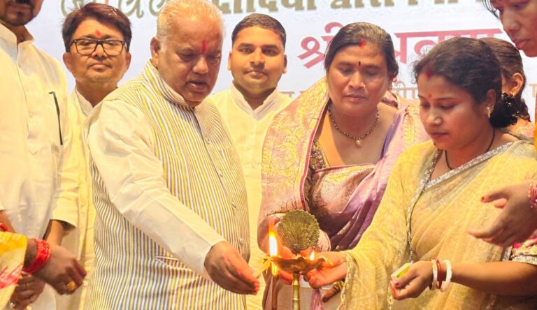 पश्चिमी चंपारण में मुख्यमंत्री महिला रोजगार योजना के अंतर्गत बच्चों और महिलाओं को रोजगार व वस्त्र वितरण