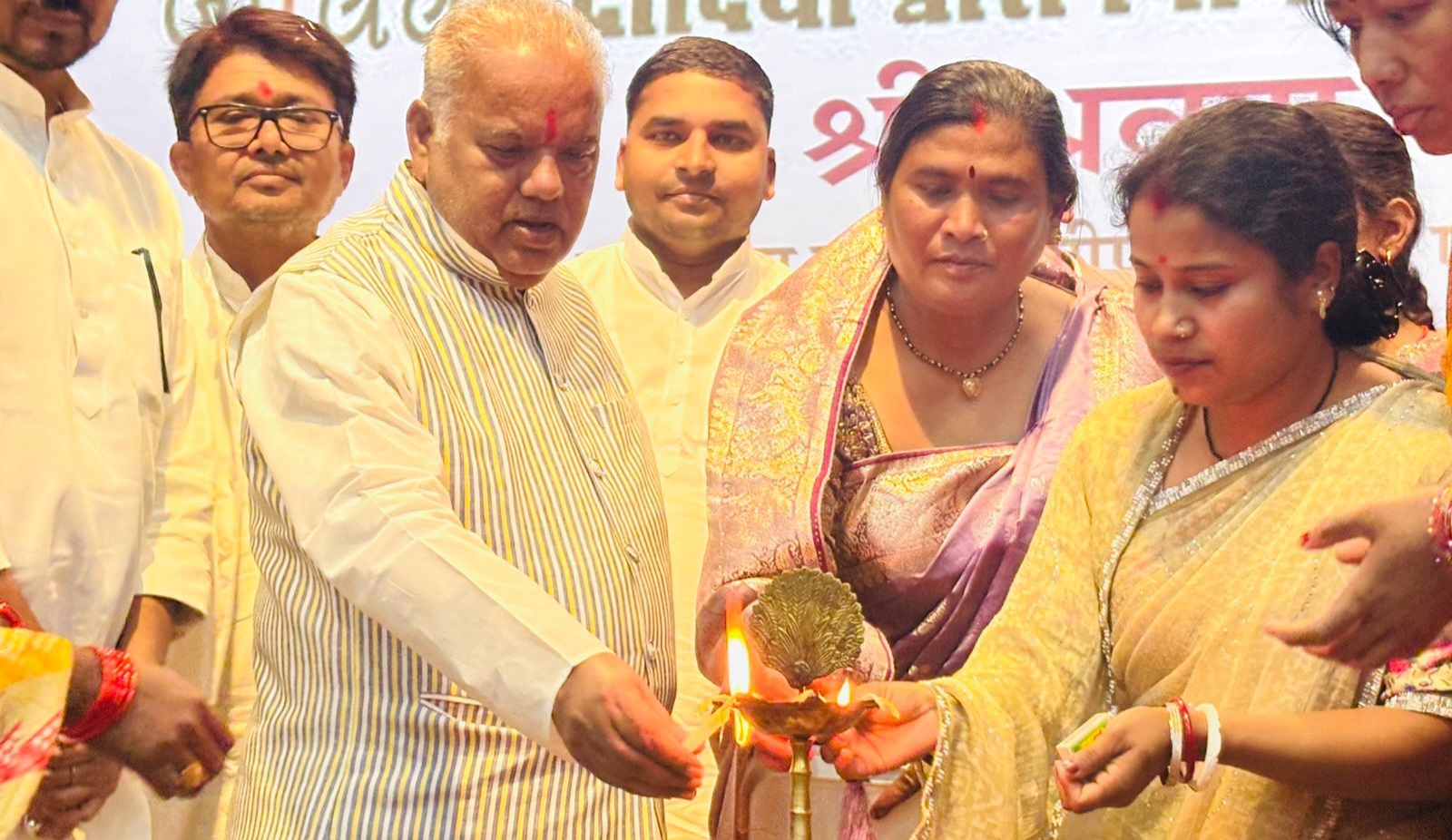 पश्चिमी चंपारण में मुख्यमंत्री महिला रोजगार योजना के अंतर्गत बच्चों और महिलाओं को रोजगार व वस्त्र वितरण