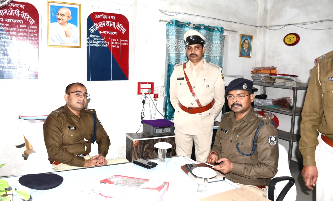 बेतिया/पश्चिमी चंपारण: 28 फरवरी 2026 को पुलिस अधीक्षक, पश्चिम चंपारण, बेतिया ने कालीबाग थाना का औपचारिक निरीक्षण किया। निरीक्षण के दौरान मालखाना, सीसीटीएनएस, महिला हेल्प डेस्क, वायरलेस सिस्टम, थाना परिसर और आवासीय बैरक का विधिवत अवलोकन किया गया।
इसके बाद विभिन्न पंजीयनों जैसे अपराध निर्देशिका पार्ट-1, पार्ट-2, पार्ट-3, डकैती, लूट और गुंडा पंजी की प्रविष्टियों की समीक्षा की गई। लंबित हत्या, डकैती और लूट से संबंधित मामलों का भी निरीक्षण कर वारंट और कुर्की के निष्पादन के लिए दिशा-निर्देश दिए गए।
निरीक्षण में अनुमंडल पुलिस पदाधिकारी सदर-1 बेतिया, थानाध्यक्ष अजय कुमार चौधरी और अन्य पुलिस कर्मी मौजूद रहे।
मुख्य बिंदु:
कालीबाग थाना का औपचारिक निरीक्षण
मालखाना, महिला हेल्प डेस्क, वायरलेस और बैरक का अवलोकन
लंबित हत्या/लूट/डकैती मामलों में त्वरित कार्रवाई के निर्देश
अनुमंडल और थाना अधिकारी निरीक्षण में उपस्थित