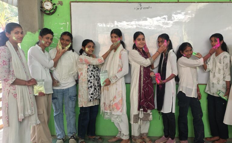 न्यूटन क्लासेस में छात्र-छात्राओं और शिक्षकों ने धूमधाम से होली मिलन समारोह मनाया