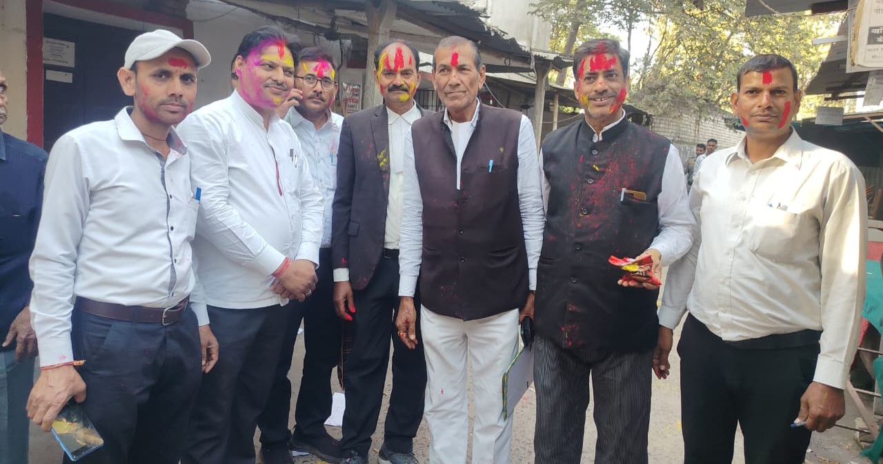 हाजीपुर व्यवहार न्यायालय में अधिवक्ताओं ने धूमधाम से होली मिलन समारोह मनाया