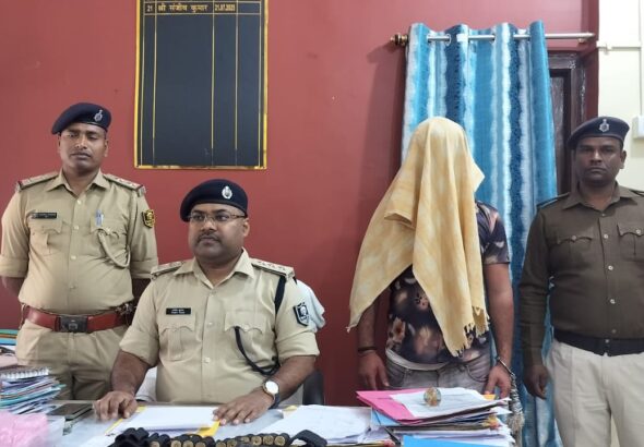 महुआ में युवक की गिरफ्तारी