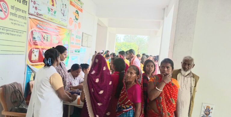 राजापाकर स्वास्थ्य शिविर में गर्भवती महिलाओं की जांच