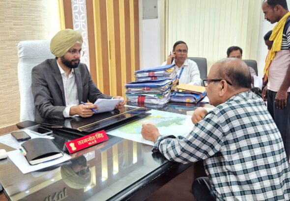 बेतिया में जिलाधिकारी की जनसुनवाई बैठक