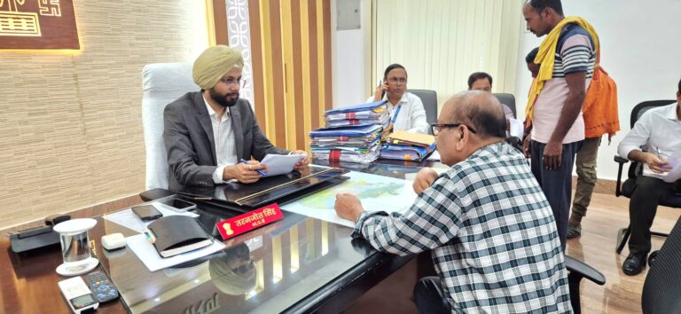 बेतिया में जिलाधिकारी की जनसुनवाई बैठक