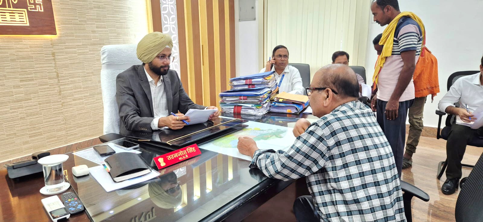 बेतिया में जिलाधिकारी की जनसुनवाई बैठक